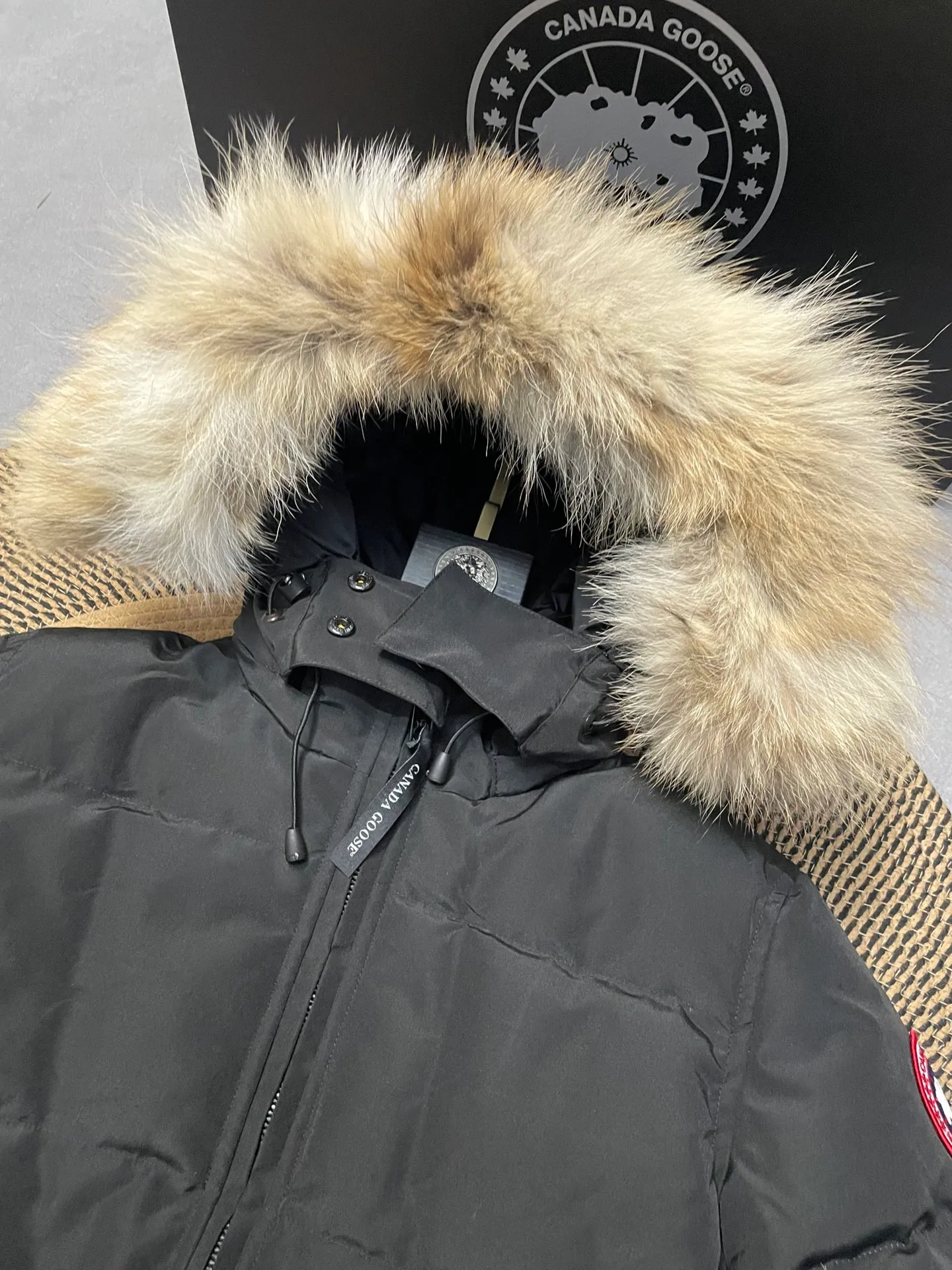 P880 black Canadian CANADA GOOES 04 model/women's model. The Arctic and Antarctic scientific expedition teams and others choose Canada Goose as their cold-proof equipment. They are the Rolls-Royce of down jackets.  ➖ Industry-leading anti-counterfeiting chip sensing.  ➖ Imported Behringer embroidery machines and customized embroidery labels, the highest level and industry leading.  ➖ Imported Korean 21-count polyester-cotton blended original fabric, TC85 waterproof coated fabric, water-repellent, windproof and wear-resistant.  ➖ The new national standard 80 white duck down is filled with an average of 520 grams of down. The amount of down filled is industry-leading.  ➖ 100% nylon lining with double double-layer sealing design to prevent velvet running, and seamless thread design on the cuffs!  ➖ Western Canadian Green Wolf Collar.  ➖ Yoshida YKK provides original factory-customized electroplated sliders. YKK two-way lockable zippers are tight and smooth and do not peel off paint.  ➖ 3M composite Velcro is durable and the accessories and hardware are all custom-made. Only for the purest goose, the most dedicated, the most professional, the highest quality, the highest cost performance!    SIZE:XS-XXL